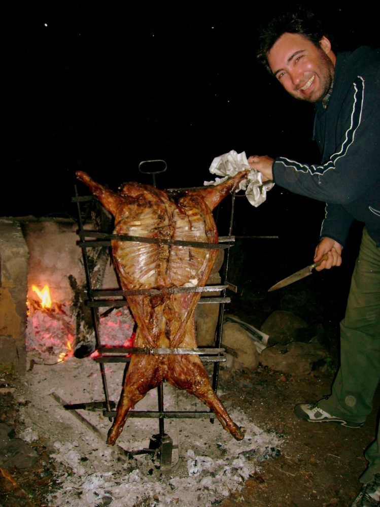 Patagonic lamb on the stick! Great to recover form a long fishing day...
Corderito patagonico al asador! Perfecto para recuperarse de un largo día de pesca...