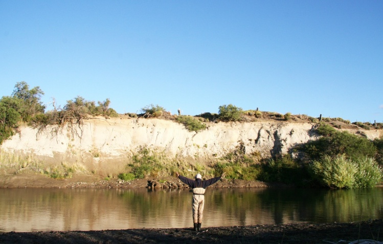 Recuerdos ,Yo y la Bendita Piedra Baya!!! En esta Piedra Baya , río Malleo ,  ya hace  varios años y con muchos mas sauces en sus orillas ,hice flotar mi primera mosca seca.Desde entonces esta forma de pescar , jamas la deje de hacer!!!  (autorretrato)