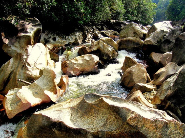 El caudal del río Nare (Antioquia) diezmado por la construcción de una represa, presenta las "cicatrices" hechas por el agua, en el cauce original