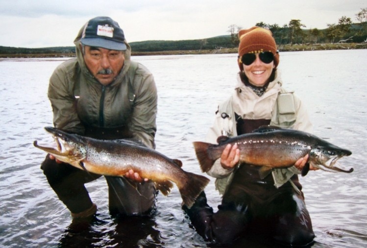 Recuerdos. Florecia Donovan y el  Sr. Lincoman en la laguna del Pescado , en Tierra del Fuego y las marrones espectaculares que pescabamos en ese lago.
