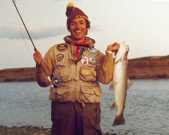 Recuerdo. Mi primera trucha que pesque , en   Rio Grande , Tierra del Fuego , gracias  al asesoramiento y paciencia  que tuvo conmigo el Sr. Raul De Rossi.