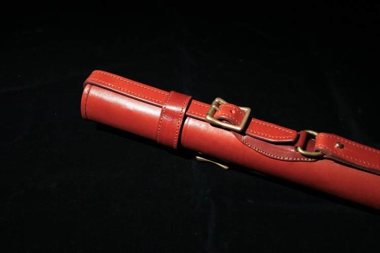 Leather tube detail.
Detalle de un estuche de cuero