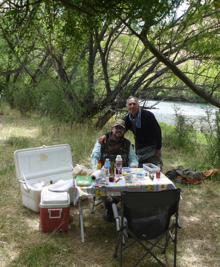 No solo pescamos , también disfrutamos de este almuerzo con Cristian Olsen ,  a la orilla del rio Chimehuin. Enero 2014.
