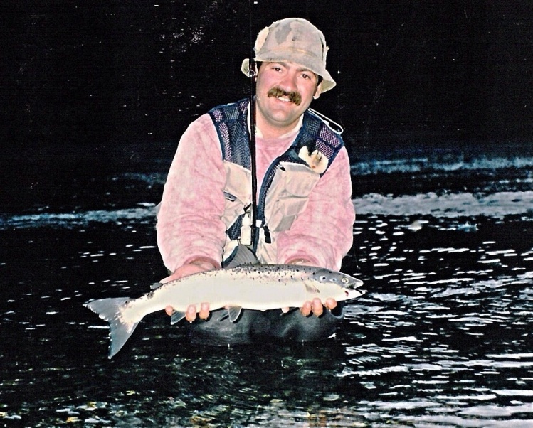 El master con un salmón del Lago Currhué