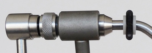 MATERIALES EMPLEADOS
Los componentes de la herramienta son maquinados en aluminio 2005 T3 con insertos de acero en los puntos en los cuales se requiere mayor tenacidad en el material.


Los bujes cónicos del sistema de alineado y de giro del eje, al igual