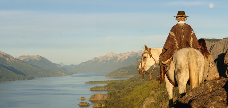 Horse Riding with a view of the Traful Lake. Cabalgata disfrutando la belleza del Lago Traful.