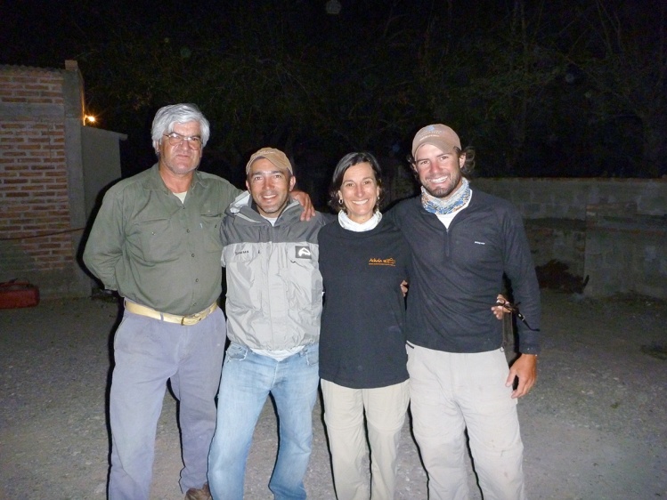 Nostalgias 2.
Final de la jornada de pesca en El Tunal , (rio Juramento). Marcela junto a Carlitos , Diego Buzzurro y Sabino.