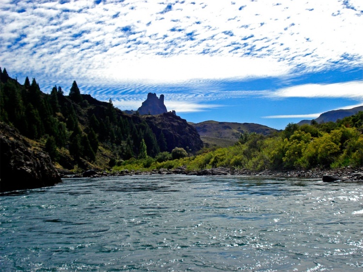 Paisajes del río Caleufu - La piedra del Monje al fondo.

Caleufu River sceneries - The Monk rock at the back.