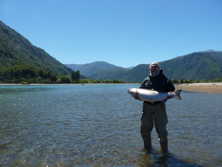 Pesca de salmones en el río Puelo