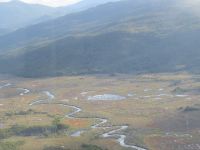 Río, lagunas y castoreras entre la turba.