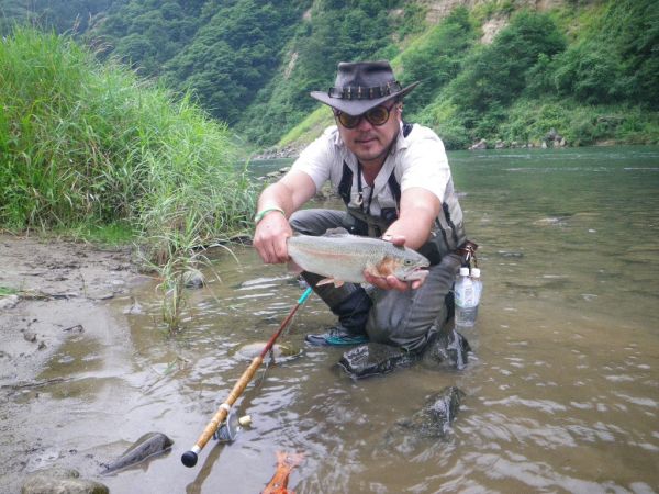 Rainbow trout Fly-fishing Situation – Maki Caenis shared this Sweet Photo in Fly dreamers 