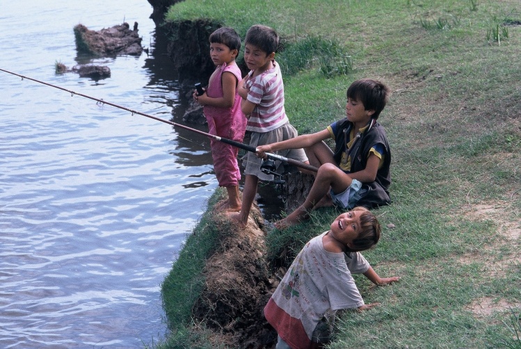 Niños en la costa del rio Parana,los futuros guías de pesca.